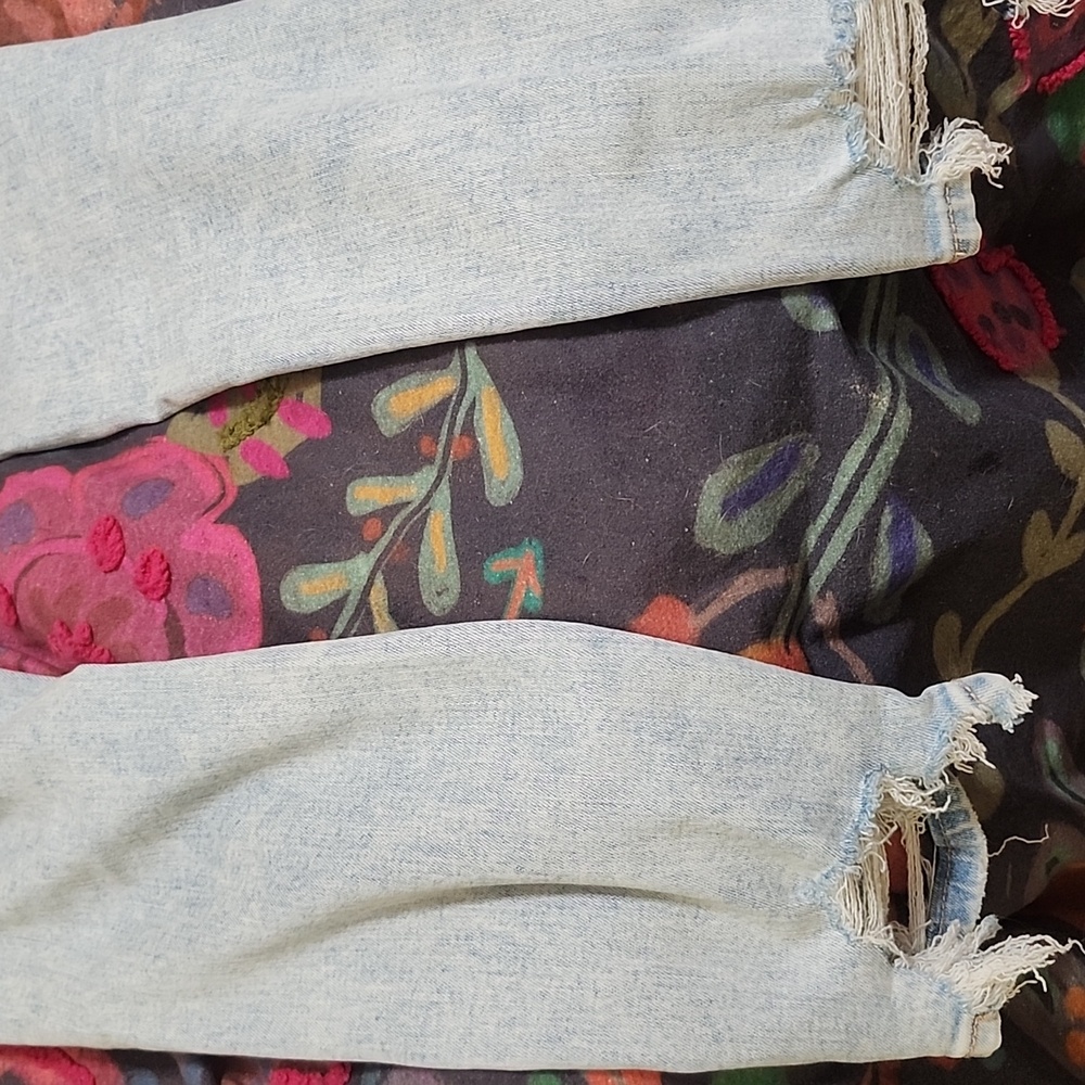 American Eagle Outfitters Ripped Light Blue Skinny Jeans - Picture 6 of 8